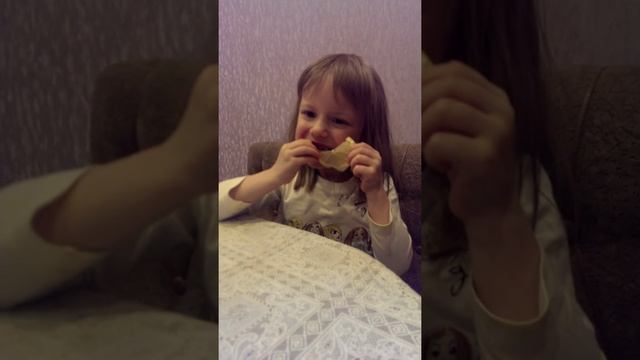 Ксюша ест лимон. Смотреть до конца смотреть онлайн