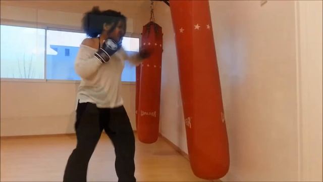 Female Heavy Bag Workout смотреть онлайн