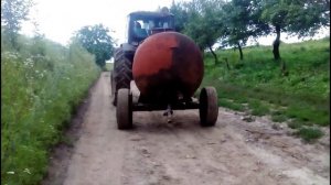 ЮМЗ.Вивозка жидкого навоза.Трактор тянет 2 тони вгору