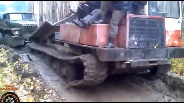 По бездорожью севера России на грузовиках и тракторах уникальная подборка Tractor Stuck In The Mud