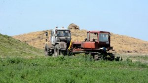 Тракторы К-701, ДТ-75М и Т-150К на трамбовке сенажа