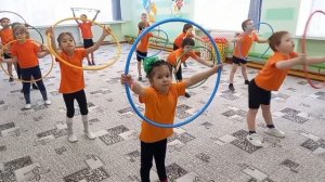 Утренняя гимнастика с обручем в старшей группе)