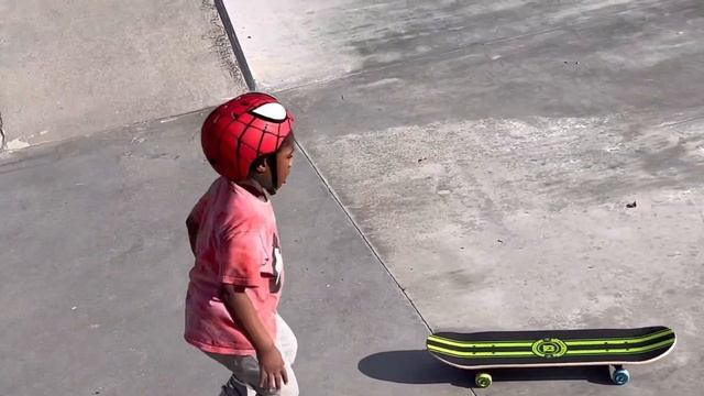 LEARNING TO SKATEBOARD | KIDS EDITION (his own methods 😂) смотреть онлайн