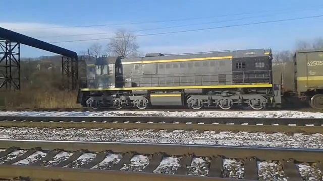 Тепловоз ТЭМ2У-8184 с грузовым поездом смотреть онлайн