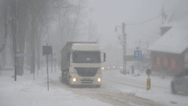 Kartuzy. Atak zimy. Ciężarówki blokują trasy, korki na drogach смотреть онлайн