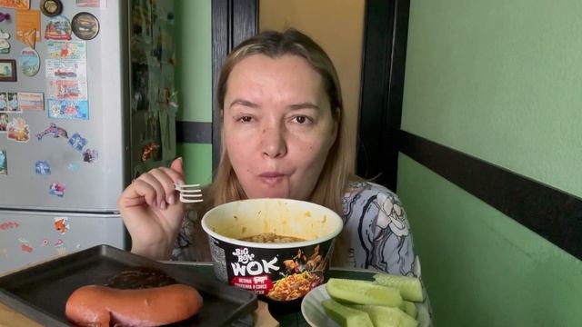 Мукбанг, лапша Wok с острой говядиной и сарделька