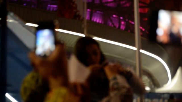 Аделина Сотникова после церемонии награждения дает автографы смотреть онлайн