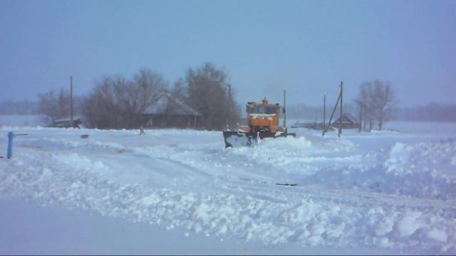 трактор Кировец к-701 на расчистке снега на дорогах. смотреть онлайн
