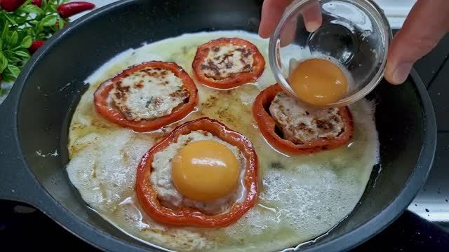 Маленькая хитрость и обычная яичница превращается в шедевр!_ смотреть онлайн