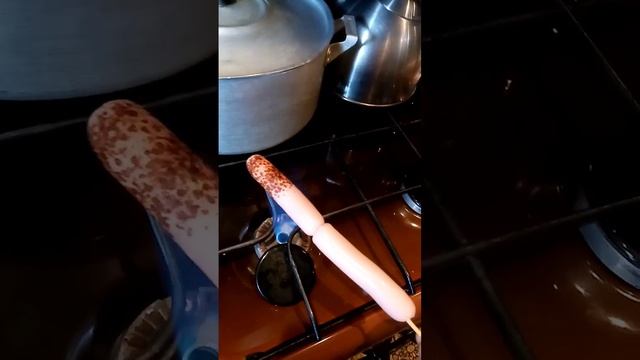 Сосиски на газе, как на костре.