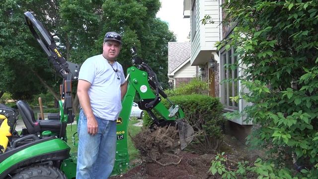 Hydraulic Thumb in Action! 260B Backhoe for John Deere 1025R смотреть онлайн