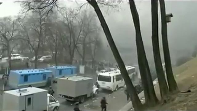 На майдане перестрелка из АВТОМАТОВ протестанты привезли оружие смотреть онлайн