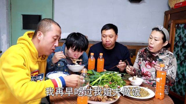 大彭舅舅来家里，会成和老爸做排骨鸡，一家人吃的和美，老香了 смотреть онлайн