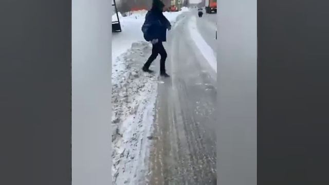 Медведь в городе😨Нижневартовск март 2021 смотреть онлайн