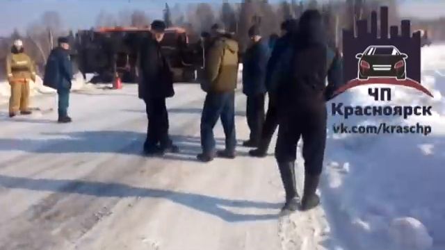 Под Красноярском бензовоз столкнулся с легковушкой и опрокинулся на трактор смотреть онлайн