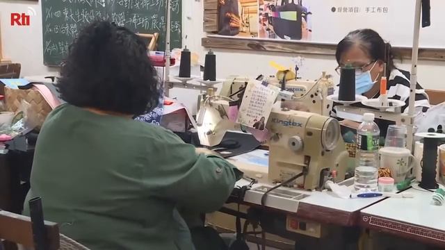 Пайванские женщины вышивают рюкзаки для деревенских детей смотреть онлайн