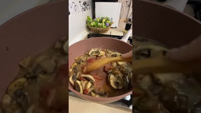 Куриная грудка с шампиньонами в сливочном соусе