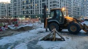 Экскаватор погрузчик JCB 3CX super в работе
