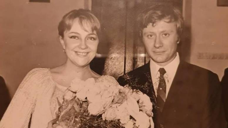 Она застала Миронова с другой: Почему пропала со сцены Екатерина Градова? смотреть онлайн