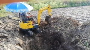 Мини-экскаватор yanmar b07 в работе