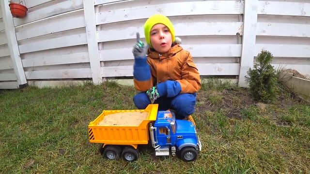 Экскаватор JCB загрузил песок в самосвал Но грузовик Bruder сломался | Toys 2 Boys смотреть онлайн