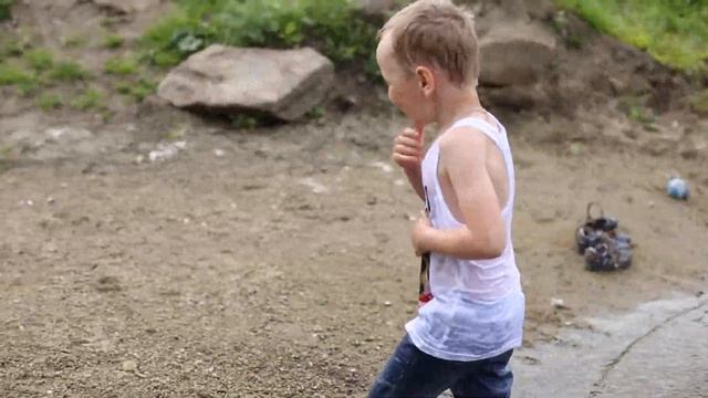 Прогулка у реки с детьми смотреть онлайн