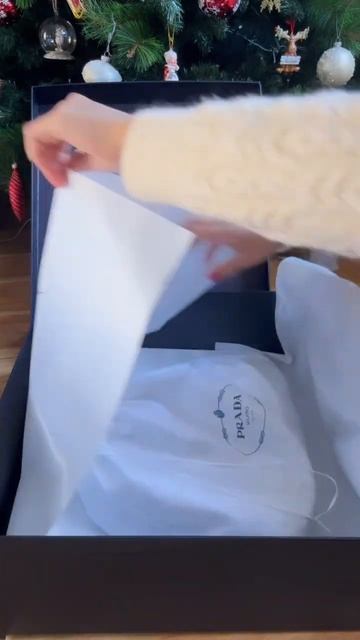 It's not just a bag. It's #Prada.😍 #christmas #unboxing #selfgift #loveyourself смотреть онлайн