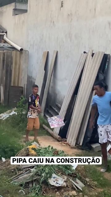 CRIANÇA RESGATOU PIPA NA CONSTRUÇÃO #shorts смотреть онлайн