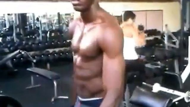 Usain Bolt practice weight training in the Gym смотреть онлайн