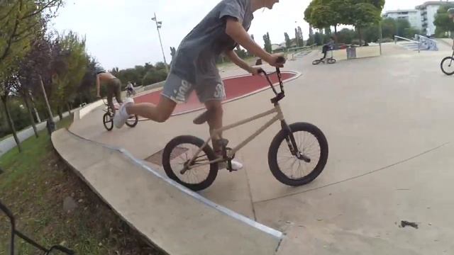 ТРЮКИ НА БМХ|РАЗБОРКИ В СКЕЙТ-ПАРКЕ/bmx riding/go pro смотреть онлайн