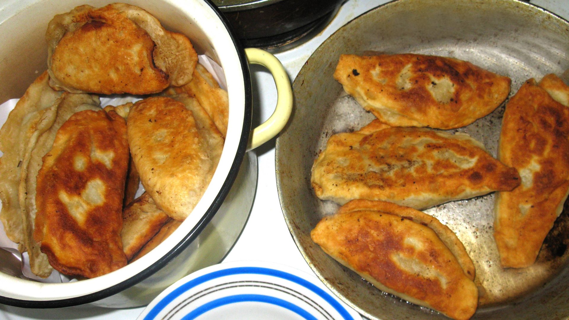 Лепешки с зеленью. Вкусные лепешки. Кастыбы. С зеленью. На сковороде. Рецепт приготовления смотреть онлайн