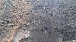 Строительство, шахтёры добывают песок со стен карьера