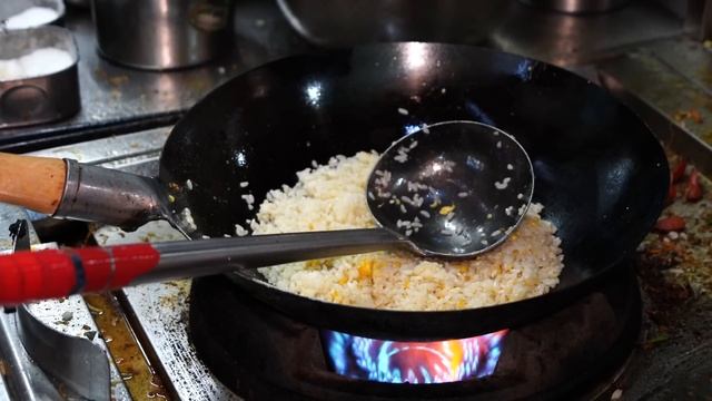 罕见的街头炒意面，完全是大师的水准，鸡蛋肉丝炒饭手法太漂亮了