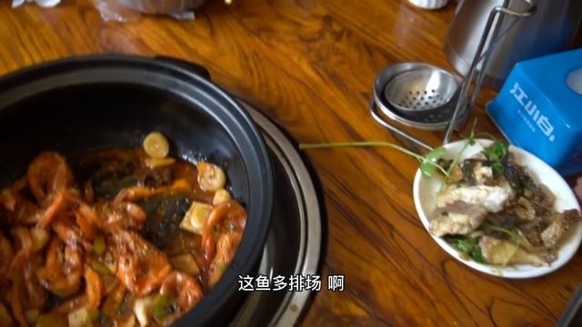 老家的水管冻坏了，儿媳安排吃烤鱼，配一锅大虾，要让公婆都吃好 | The Water Pipe Is Frozen, Take My In-laws Out For Dinner