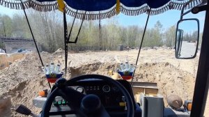 Погрузчик SDLG 933L работаю на погрузке песка.