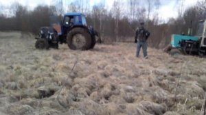 МТЗ 82 вытаскивает ЮМЗ из грязи.