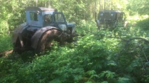 УАЗИК ТЯНЕТ В ГРЯЗЬ ЗА СОБОЙ ТРАКТОР С ГРУЖЁННОЙ ТЕЛЕГОЙ