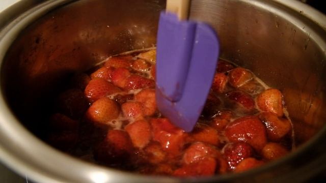 How To Make Keto Strawberry Jam (3 Ingredients Only, No Pectin)