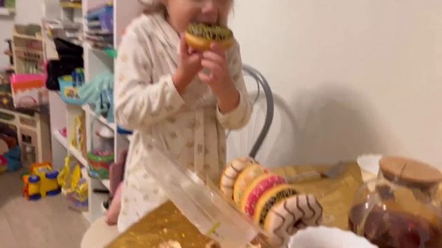 Лиза рада обновкам , любит пончики 🍩