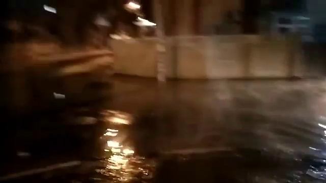 В центре Энгельса мощные потоки воды заливают две улицы