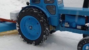 Трактор на радиоуправлении, Т-40 со щеткой  застрял.