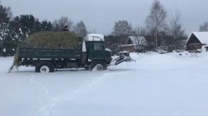 Газ 66 везёт сено по глубокому снегу