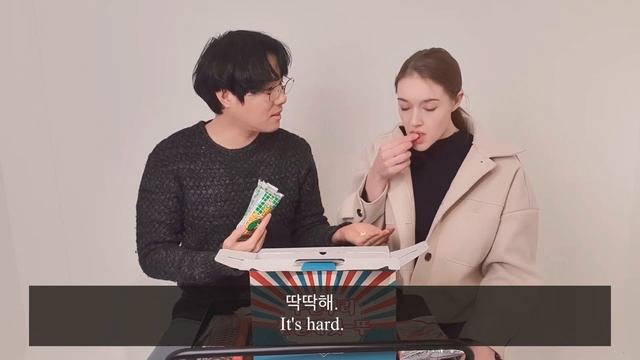 [국제부부] 추억의 불량과자를 먹어봤어요! - Trying nostalgic Korean snacks from childhood for the first time смотреть онлайн