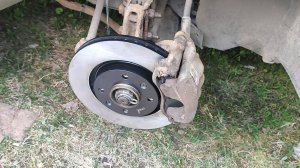 Замена переднего тормозного диска и колодок на Ситроен / Пежо