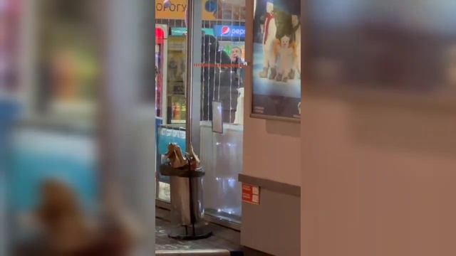 Пьяный мужчина угрожал ножом сотрудникам АЗС в Энгельсе смотреть онлайн