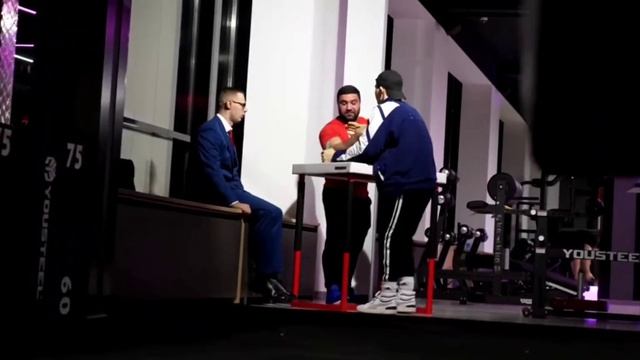 Чемпион мира по армрестлингу притворился новичком