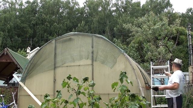 Затенил теплицу сеткой// Мини - пилой "Каскад" спилил черешню, распилил крупные стволы на дрова. смотреть онлайн