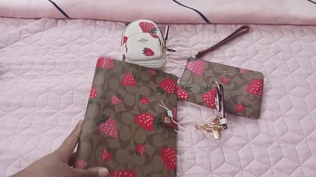 New Coach Strawberry collection🍓/#coachoutlet #NikeZoom #Nike #marcjacobs #thetotebag смотреть онлайн