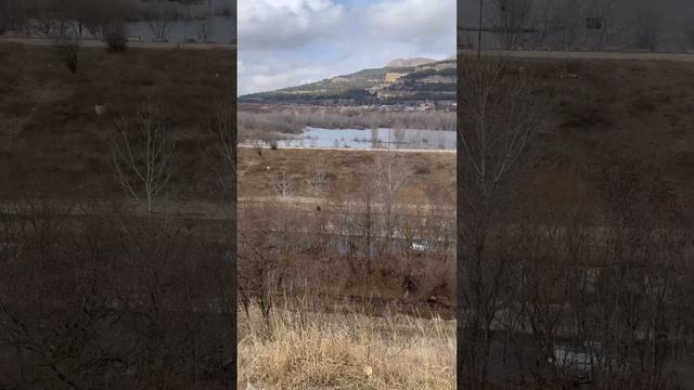 Вид на новое озеро в Кисловодске и Боргустанский хребет