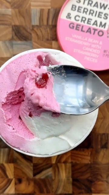 Trader Joe’s 🚨NEW🚨 Strawberries & Cream Gelato Review 🍓🍦 смотреть онлайн